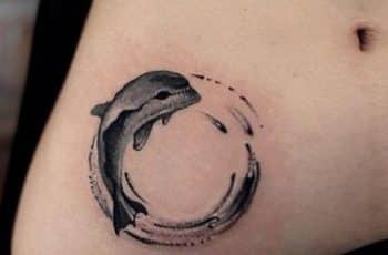 3 conceptos en tatuajes de delfines en la cadera y pierna