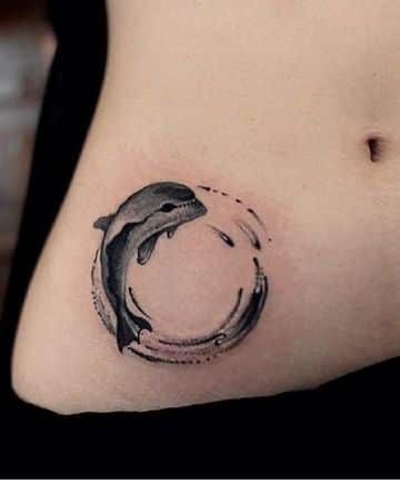 tatuajes de delfines en la cadera concepto original