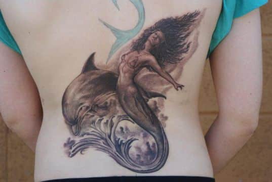 tatuajes de delfines en la espalda con sirenas
