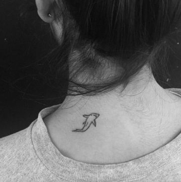 tatuajes de delfines en la espalda muy pequeños