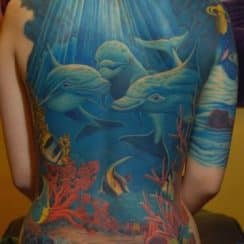 4 originales tatuajes de delfines en la espalda de chicas
