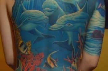 4 originales tatuajes de delfines en la espalda de chicas