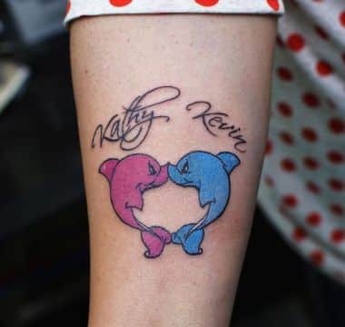 tatuajes de delfines para parejas formando un corazon