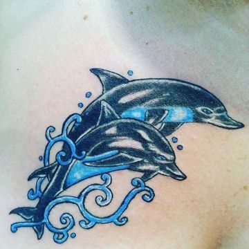 tatuajes de delfines para parejas nadando juntos