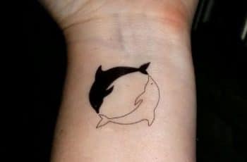 Amor en tatuajes de delfines para parejas en 2 zonas