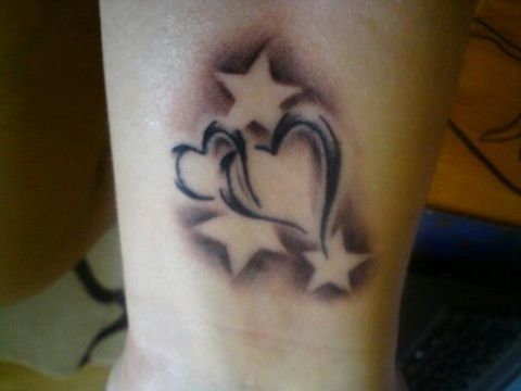 tatuajes de estrellas con sombra con corazones