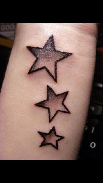 tatuajes de estrellas con sombra lineas marcadas