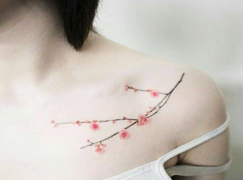 tatuajes de ramas de cerezo elegante