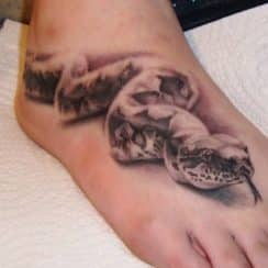 4 tamaños en tatuajes de víboras en el pie originales