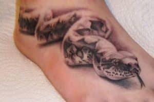 tatuajes de víboras en el pie empeine