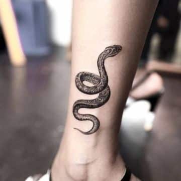 tatuajes de víboras en el pie negro solido