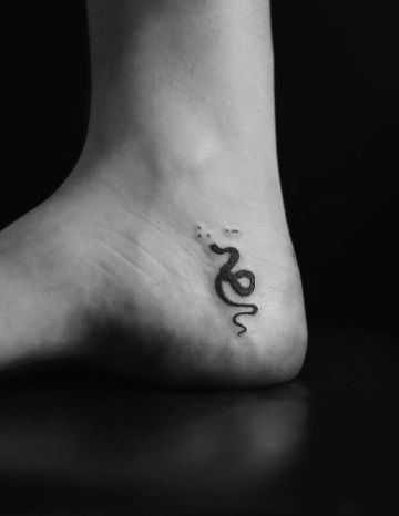 tatuajes de víboras en el pie pequeños