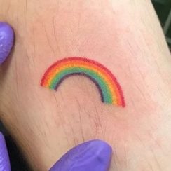 6 conceptos bajo tatuajes de arcoiris en el brazo y piernas