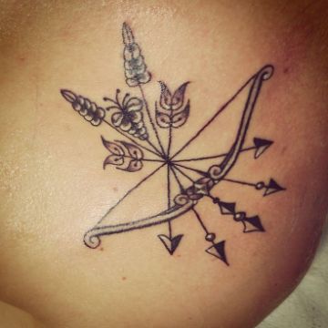 tatuajes de arcos y flechas con ornamentos