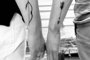 tatuajes de arcos y flechas parejas