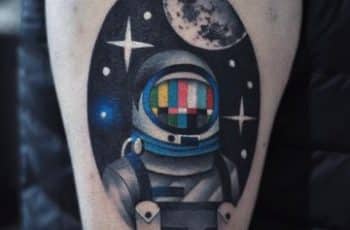 2 realistas tatuajes de astronautas a color asombrosos