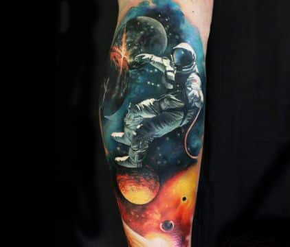 tatuajes de astronautas a color realistas