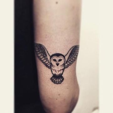tatuajes de buhos en el brazo pequeño en vuelo