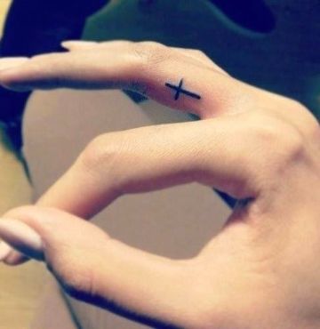 tatuajes de cruz en la mano en dedos