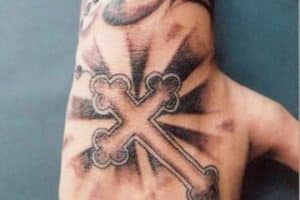 tatuajes de cruz en la mano en dorso
