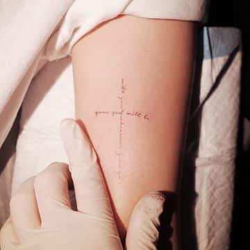 tatuajes de cruz en la mano formada con frases