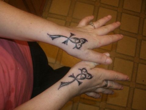 tatuajes de cruz en la mano tribales