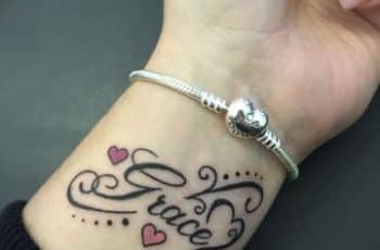 Estilos en tatuajes de nombres en la muñeca 2 a color