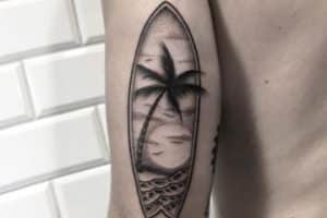 tatuajes de tablas de surf con paisaje