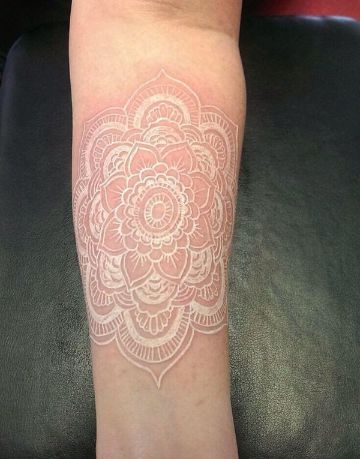 tatuajes con tinta blanca mandala