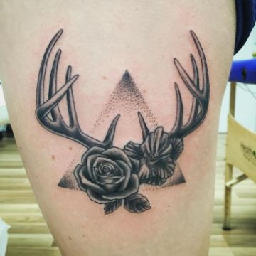 tatuajes de ciervos con flores cuernos
