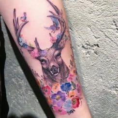 2 tipos de tonos en tatuajes de ciervos con flores