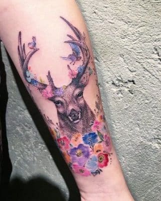 tatuajes de ciervos con flores dotwork con color