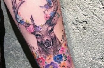 2 tipos de tonos en tatuajes de ciervos con flores