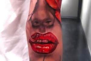 tatuajes de labios para hombres medio rostro
