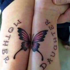 3 tatuajes de mama e hija en las muñecas uno en espalda