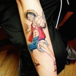 2 minimalistas tatuajes de one piece y 2 expresivos