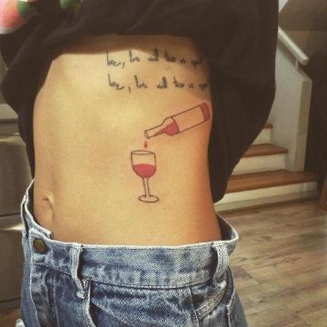 tatuaje de botella de vino y copa minimalista
