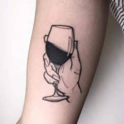 3 conceptos de tatuaje de botella de vino y copa de cristal