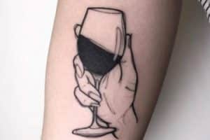 tatuaje de botella de vino y copa original