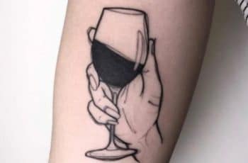 3 conceptos de tatuaje de botella de vino y copa de cristal