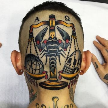 tatuajes de balanzas de la justicia en tradicional americano