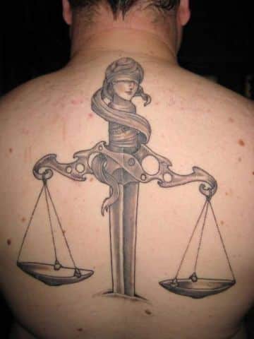 tatuajes de balanzas de la justicia excelente textura
