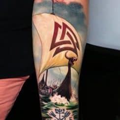 4 precisos tatuajes de barcos vikingos en brazo