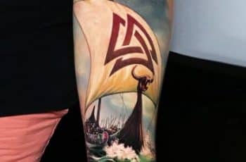 4 precisos tatuajes de barcos vikingos en brazo