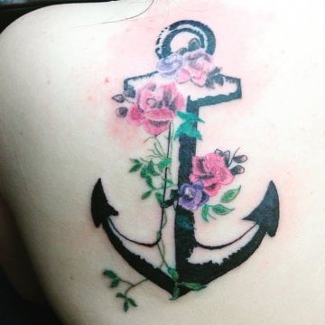 tatuajes de barcos y anclas con flores
