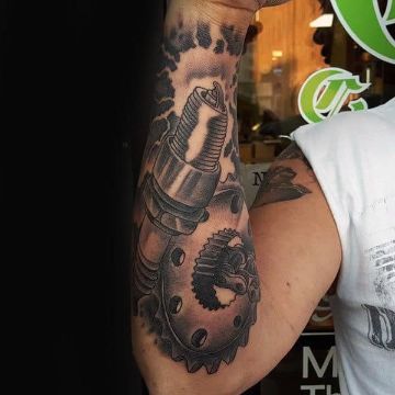tatuajes de cadenas de moto, bujias y engrane