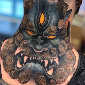 tatuajes de dragones en el cuello coloridos y de gran tamaño