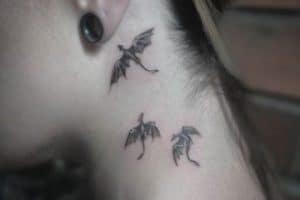 tatuajes de dragones en el cuello pequeños