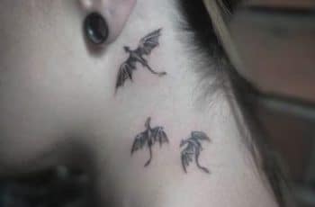 3 pequeños tatuajes de dragones en el cuello y grandes obras
