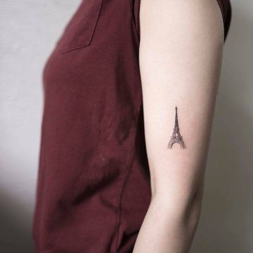 tatuajes de la torre de paris pequeño